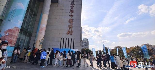 撞脸听泉鉴宝的文物被放到镇馆之宝旁